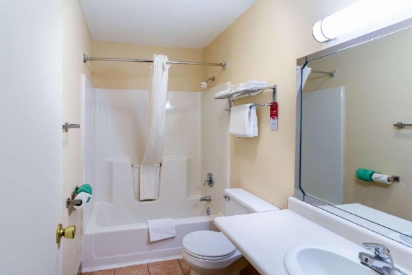 Econo Lodge Massena Hwy 37 image 17