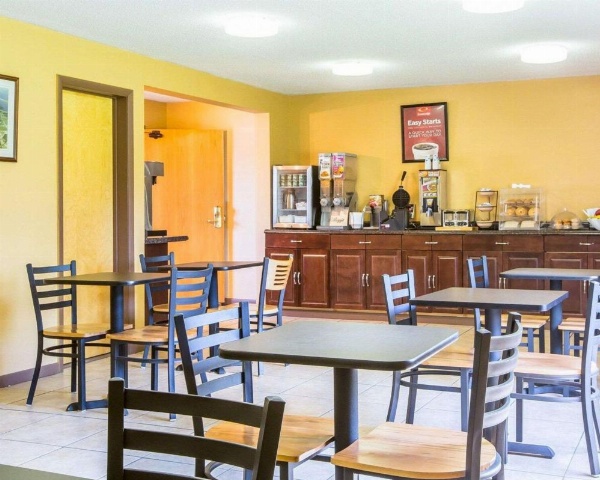 Econo Lodge Massena Hwy 37 image 19