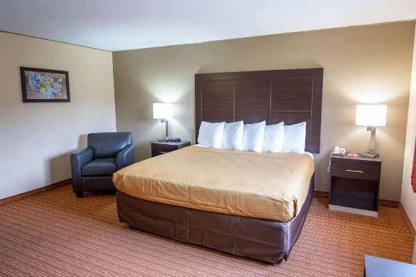 Econo Lodge Massena Hwy 37 image 6