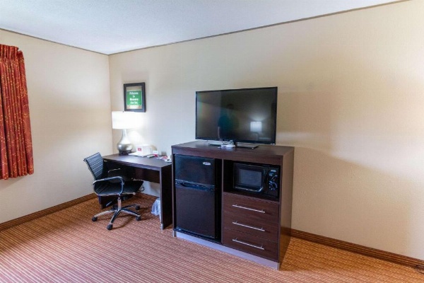 Econo Lodge Massena Hwy 37 image 8