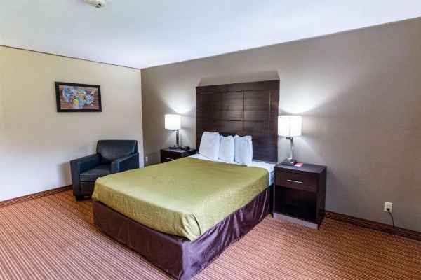 Econo Lodge Massena Hwy 37 image 9